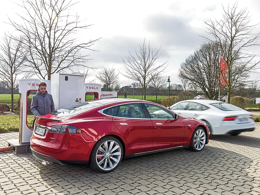 Tesla Model S P85D Sportler Elektroauto Fließheck-Limousine Vergleichstest