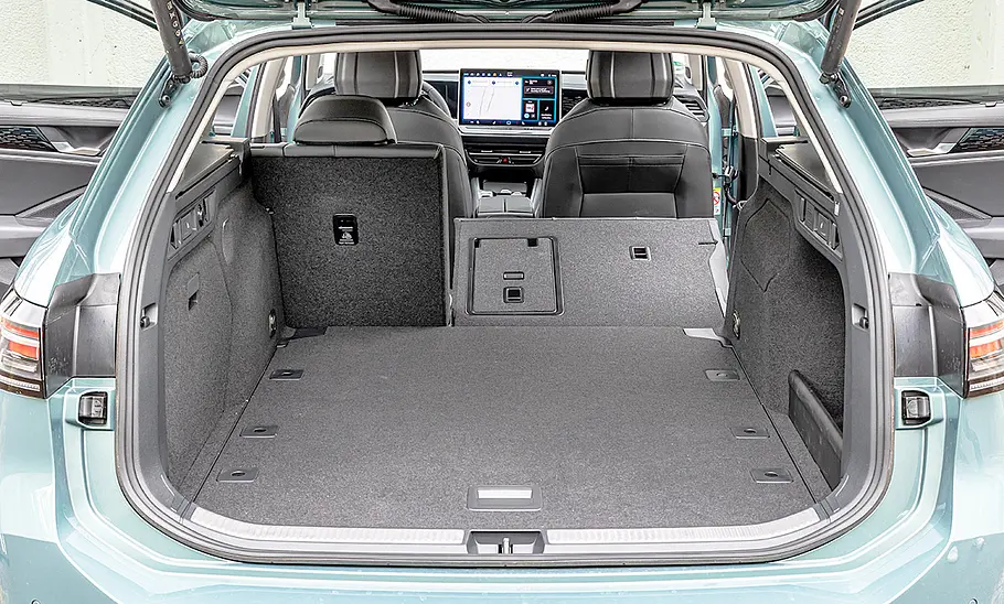 VW Passat Der Kofferraum des VW Passat durch die geöffnete Heckklappe fotografiert.