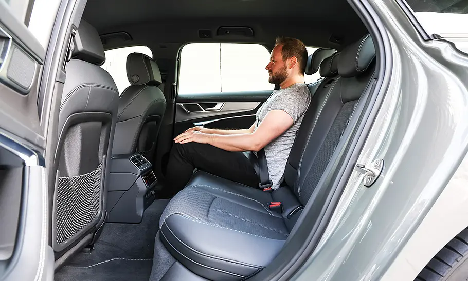 Audi A6 Avant; Interieur; Armaturen; Sitze; Rücksitzbank; sitzende Person