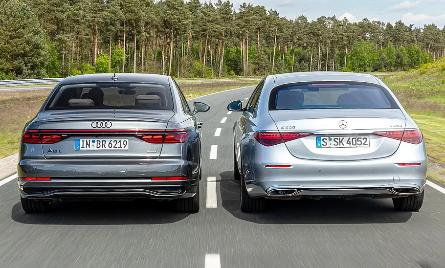 Audi A8 L/Mercedes S-Klasse lang; nebeneinander fahrend von hinten