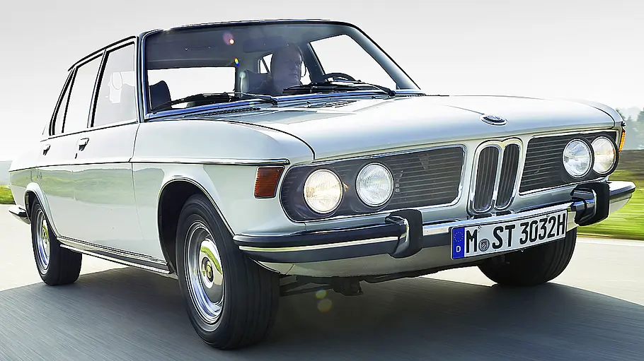 Der BMW 3.0 S fahrend von vorne