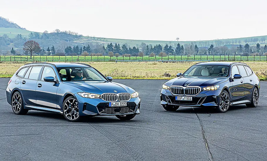 Gruppenbild mit Blick von schräg vorne auf den BMW 3er Touring und BMW 5er Touring.