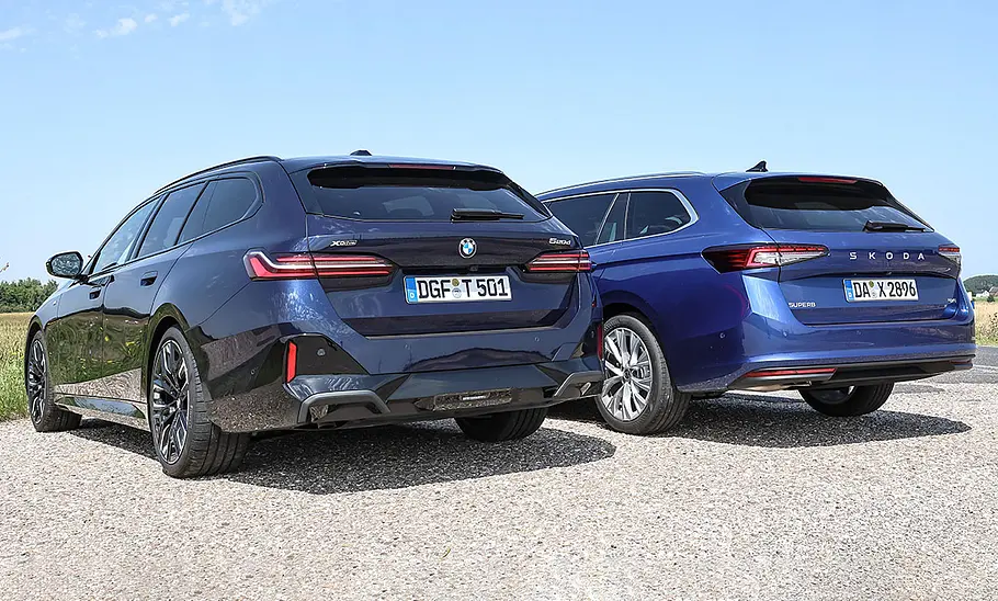 BMW 5er Touring/Skoda Superb Combi; statisch von hinten links