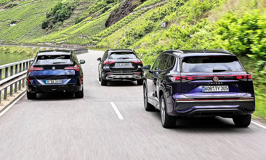 BMW X3/Mercedes GLC/VW Tayron Blick von hinten auf die drei fahrenden SUV BMW X3, Mercedes GLC und VW Tayron.