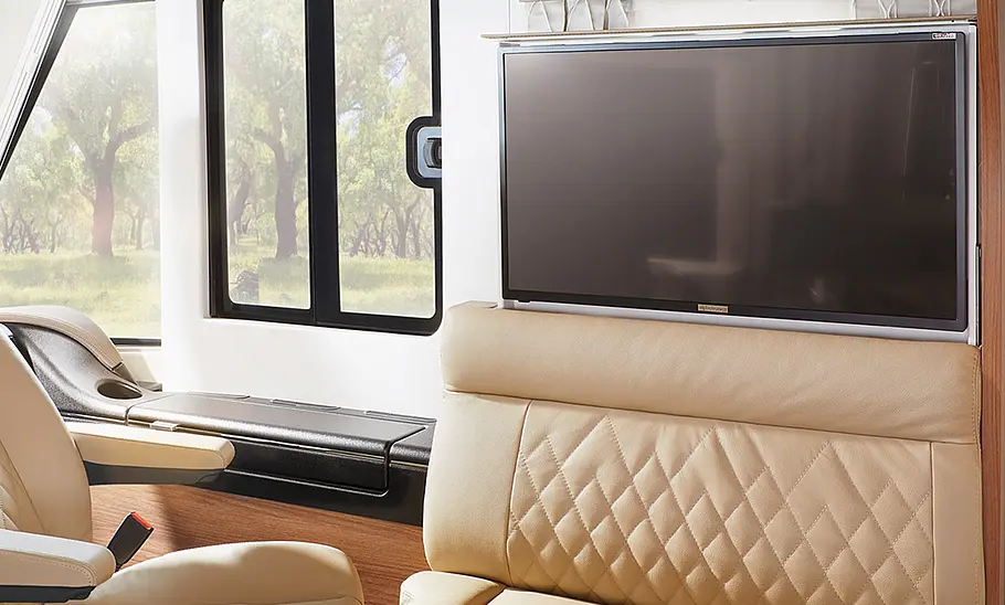 Carthago Chic E-Line I 50 LE (2025) Carthago Chic E-Line I 50 LE (2025) ausziehbares TV-Set
