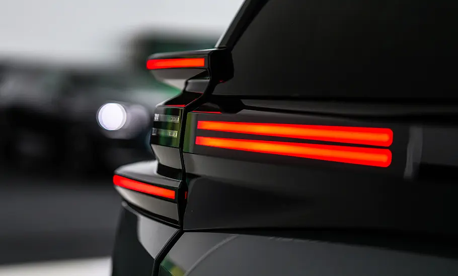 Citroën (ë-)C5 Aircross (2025) Die linke Rückleuchte des Citroën (ë-)C5 Aircross (2025) in der Detailaufnahme.