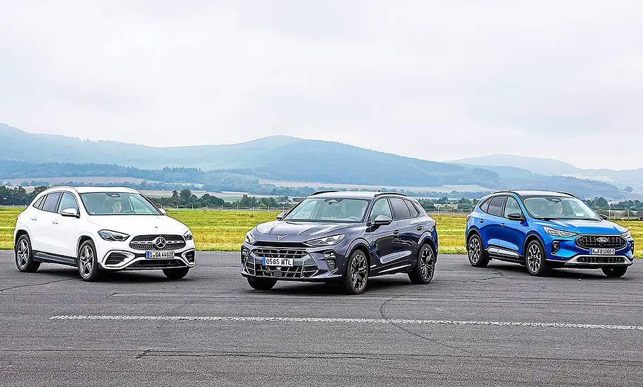 Gruppenbild mit Blick von schräg vorne auf die drei SUV Mercedes GLA, Cupra Terramar und Ford Kuga.