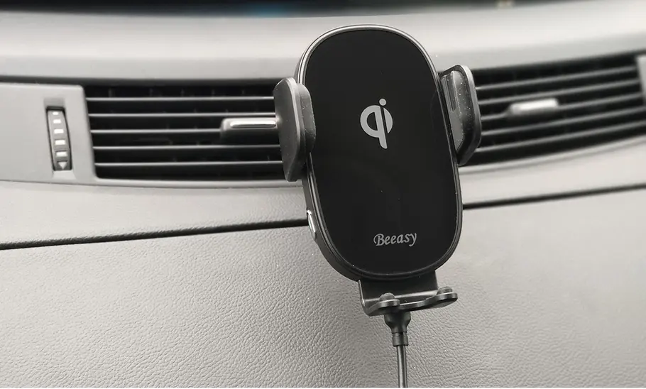 Handyhalterung fürs Auto mit Ladefunktion im Test Der Beeasy Fast Wireless Car Charger am Lüftungsgitter.