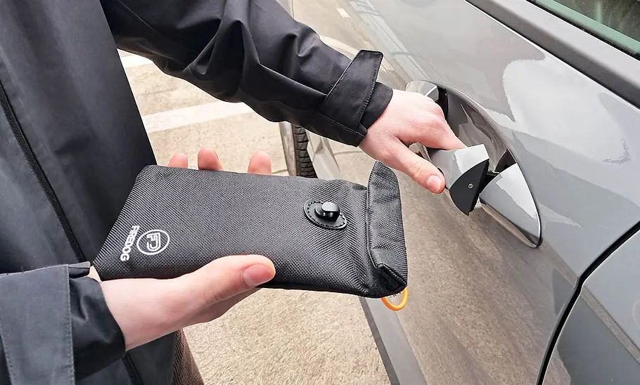 Keyless-Go-Schlüsselschützer im Test Der Firedog-Schlüsselschützer am Testfahrzeug.