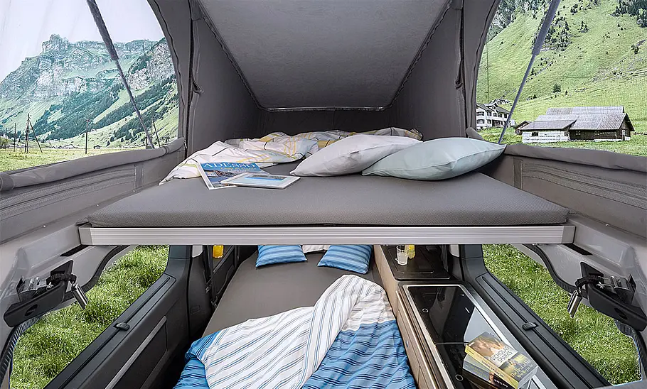 Dachbett Ansicht des Dachbetts im aufgeklappten Klappdach des Pössl Campster.