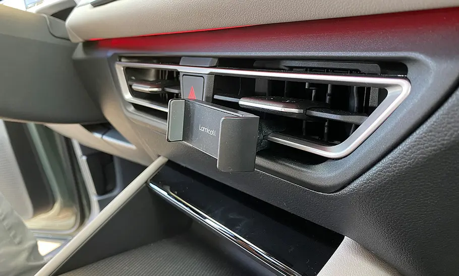 Lamicall Car Phone Holder Lamicall Car Phone Holder montiert von schräg vorne fotografiert.