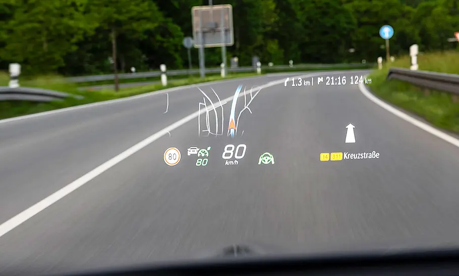 Blick auf das Head-up-Display im Mercedes C300 T-Modell.