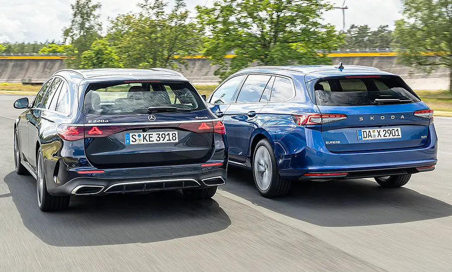 Mercedes E-Klasse T-Modell/Skoda Superb Combi; fahrend von hinten links