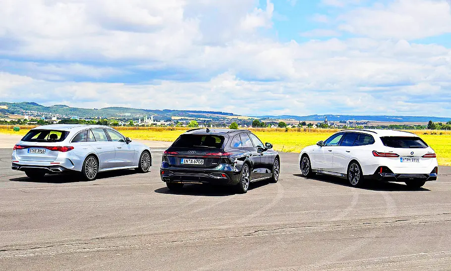 Gruppenbild mit Blick von hinten auf die drei Kombis Mercedes E-Klasse T-Modell, Audi A6 Avant und BMW 5er Touring.