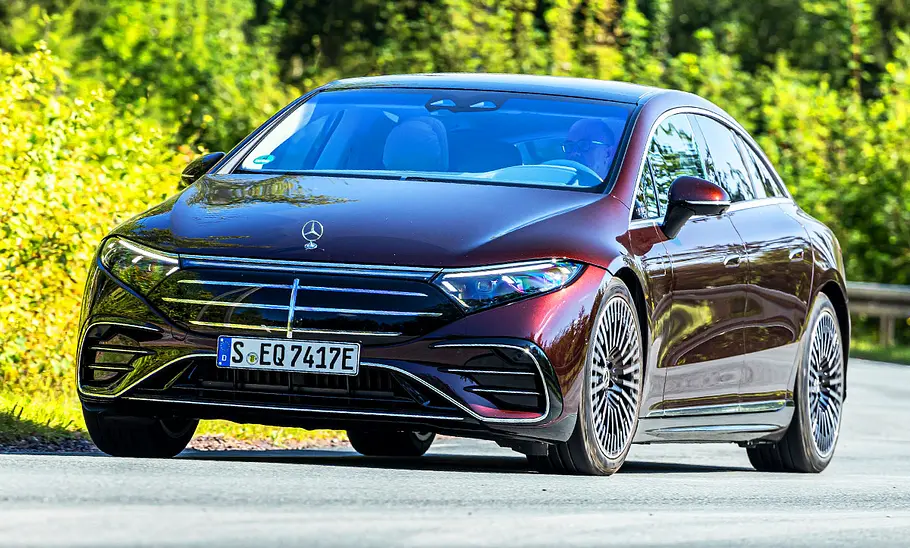 Der Mercedes EQS auf der Landstraße, von schräg vorne fotografiert.