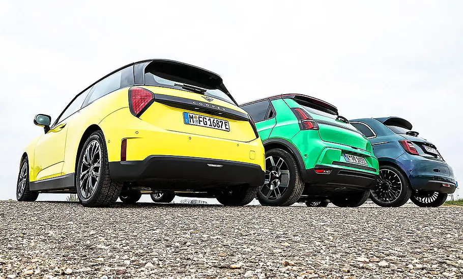 Gruppenbild mit Blick von schräg hinten auf die E-Kleinwagen Mini Cooper E, Renault 5 & Fiat 500 Elektro.