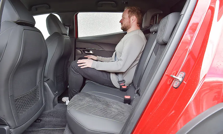 Peugeot 2008; Rücksitzbank mit Person