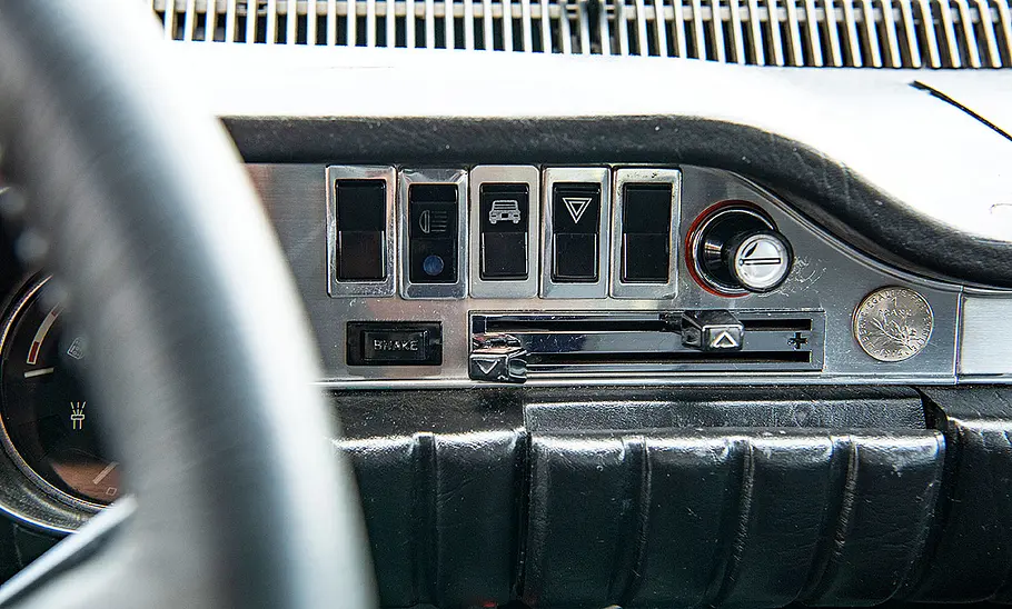Renault 12 Gordini Blick auf die Instrumente im Innenraum des Renault 12 Gordini.