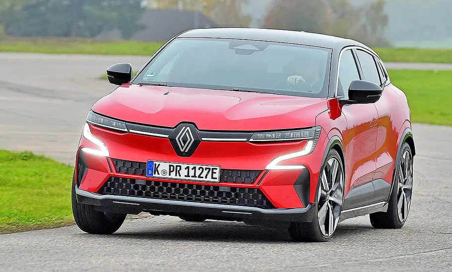 Blick von schräg vorne auf den fahrenden Renault Megane.
