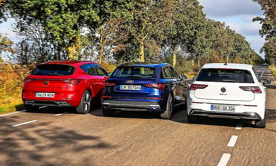 Seat Leon/Audi A3/VW Golf Blick von hinten auf den fahrenden Seat Leon, Audi A3 & VW Golf auf einer Landstraße.