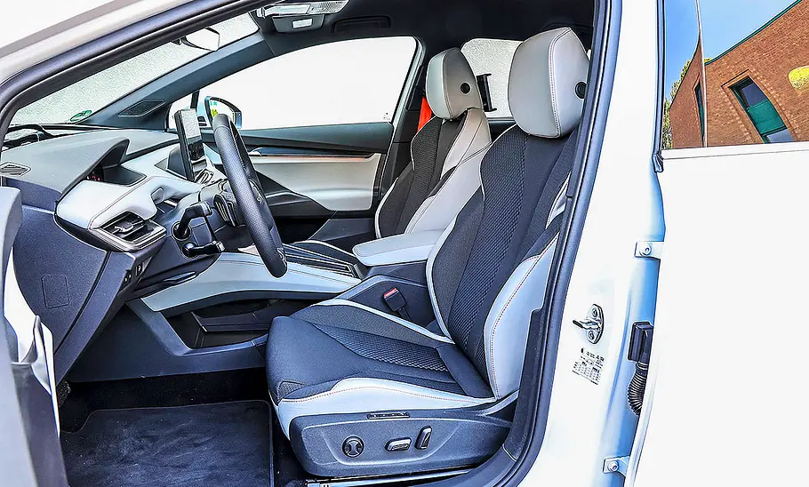 Skoda Enyaq Blick auf die Vordersitze im Innenraum des Skoda Enyaq.