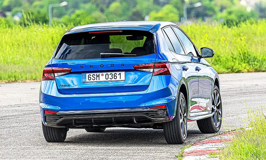 Blick von hinten auf den fahrenden Skoda Fabia.
