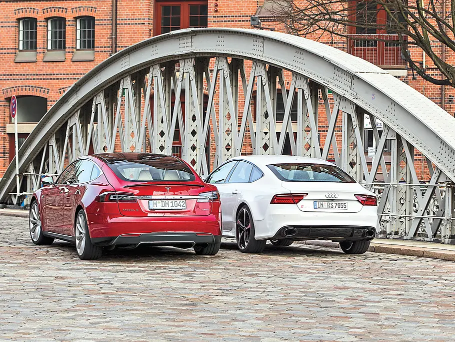 Tesla Model S P85D Audi RS 7 Sportler Elektroauto Vergleichstest