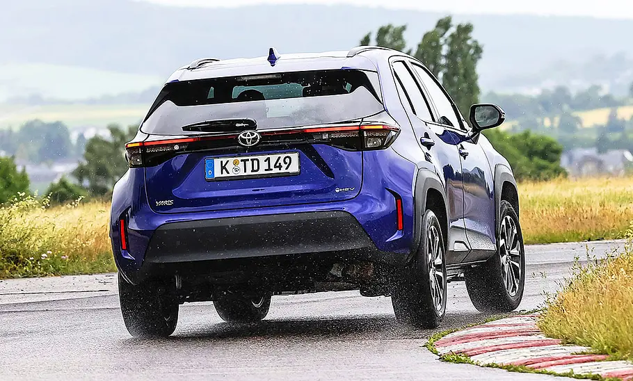 Toyota Yaris Cross Blick von hinten auf den fahrenden Toyota Yaris Cross.