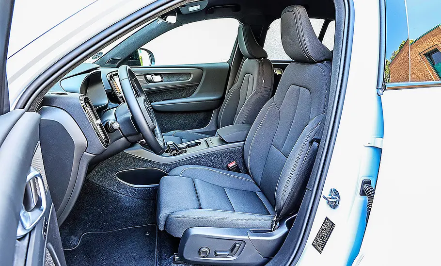 Volvo EX40 Blick auf die Vordersitze im Innenraum des Volvo EX40.