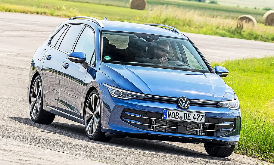 Blick von schräg vorne auf den fahrenden VW Golf Variant.
