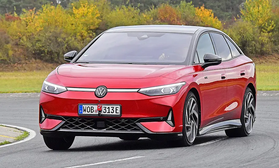 Blick von schräg vorne auf den fahrenden VW ID.7 GTX.
