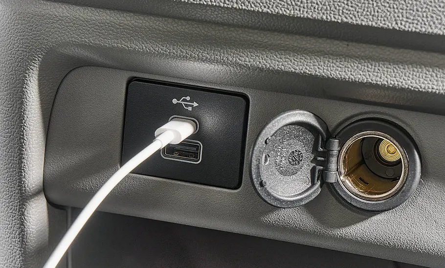 Die Innenaufnahme zeigt Steckdosen im Westfalia Kelsey (2025).