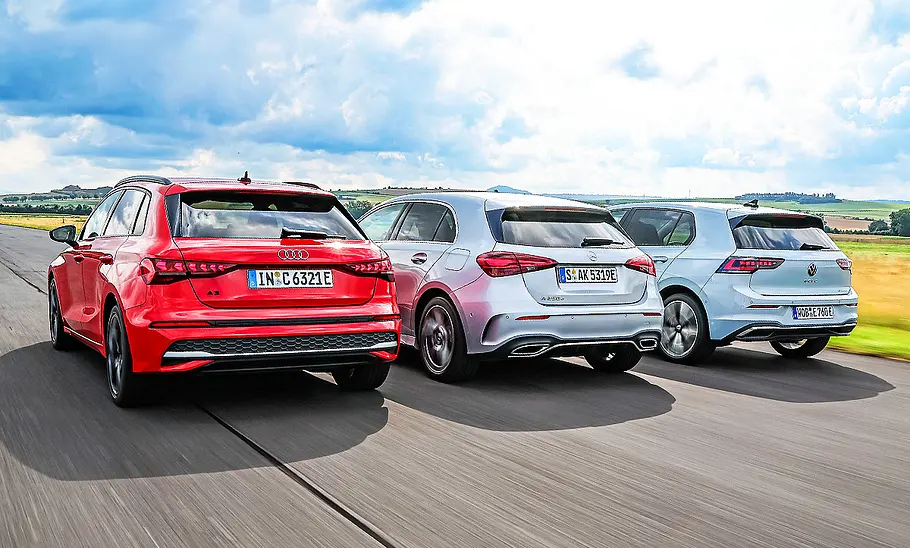 Gruppenbild mit Blick von schräg hinten auf den Audi A3, Mercedes A-Klasse und VW Golf, die in Formation nebeneinander herfahren.