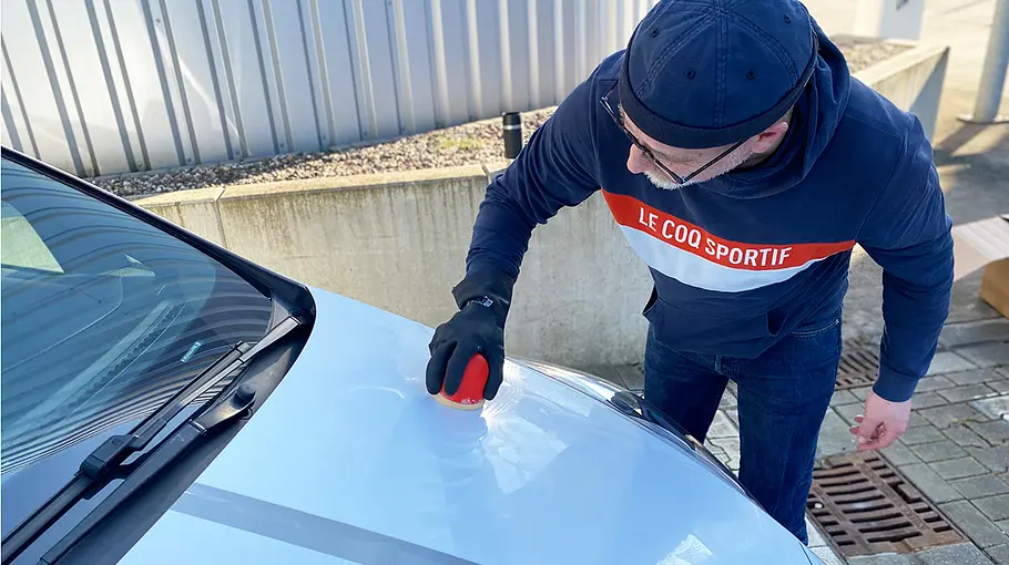 Redakteur Guntram Fiala beim Polieren der Motorhaube eines Ford Fiesta.