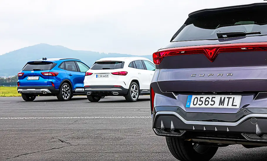 Gruppenbild mit Blick von schräg hinten auf die drei SUV Ford Kuga, Mercedes GLA und Cupra Terramar, wobei letzterer besonders präsent im Vordergrund steht.