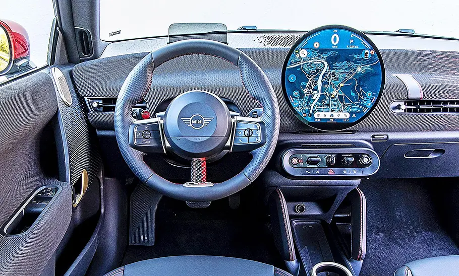 Blick auf die Armaturen im Innenraum des Mini Cooper JCW e.