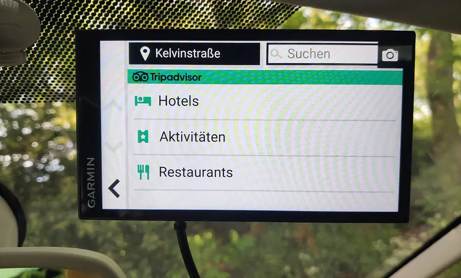 Garmin DriveSmart 66 MT-S mit Points of Interest, fotografiert an der Windschutzscheibe eines Autos.