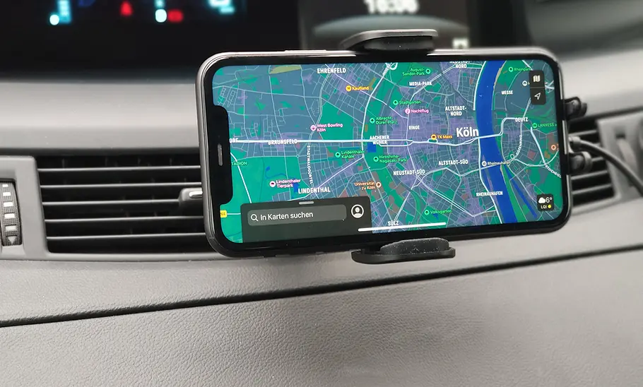 Handyhalterung fürs Auto mit Ladefunktion im Test Beeasy Fast Wireless Car Charger am Lüftungsgitter mit Handy im Querformat.