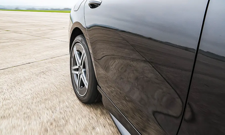Blick auf die Hinterradlenkung des Mercedes C300 T-Modell.