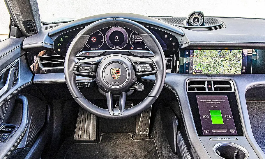 Blick auf die Armaturen im Innenraum des Porsche Taycan.