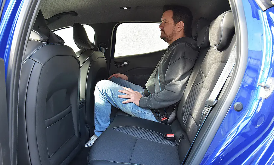 Eine Person sitzt im Fond des Renault Clio.