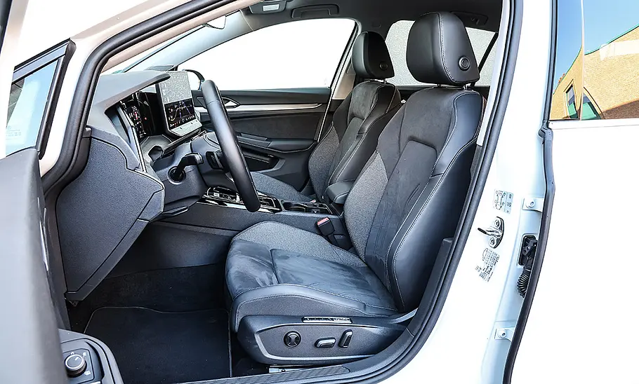 VW Golf Blick auf die Vordersitze im Innenraum des VW Golf.