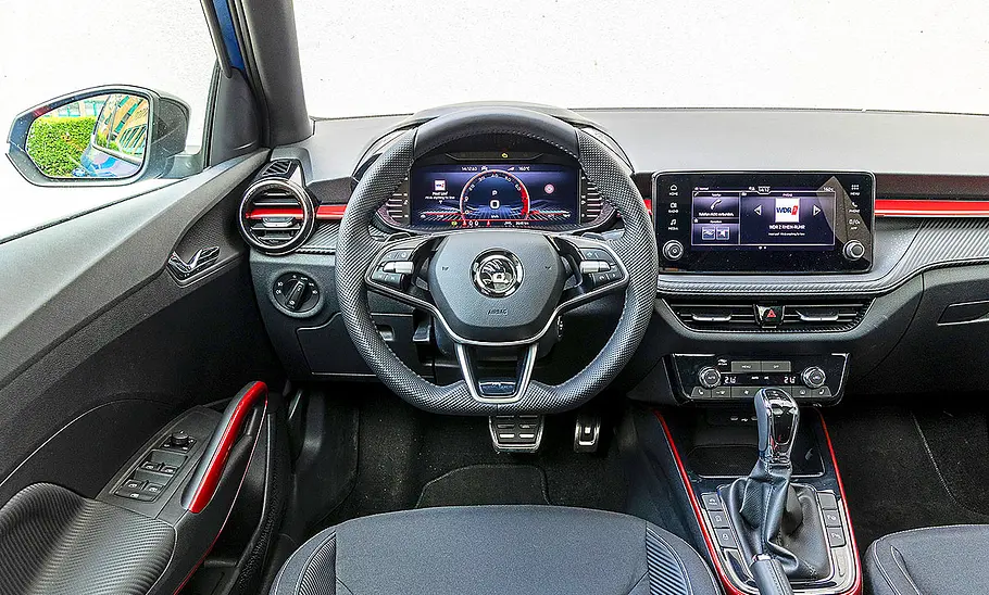 Blick auf die Armaturen im Innenraum des Skoda Fabia.