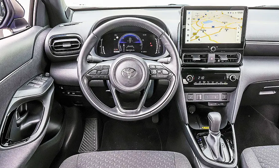 Toyota Yaris Cross Blick auf die Armaturen im Innenraum des Toyota Yaris Cross.