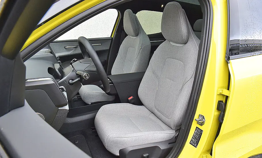 Blick auf die Vordersitze im Innenraum des Volvo EX30.