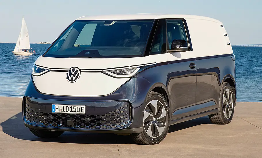 VW ID. Buzz Cargo Der VW ID. Buzz Cargo steht an einer Küste, statisch von vorne links fotografiert.