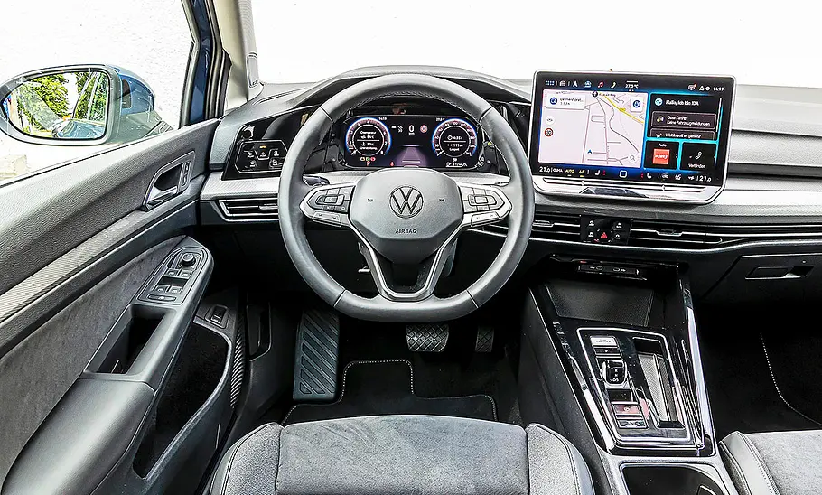 Blick auf die Armaturen im Innenraum des VW Golf Variant.