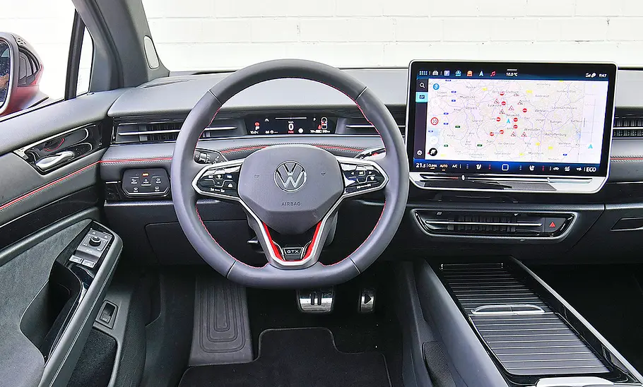 Blick auf die Armaturen im Innenraum des VW ID.7 GTX.