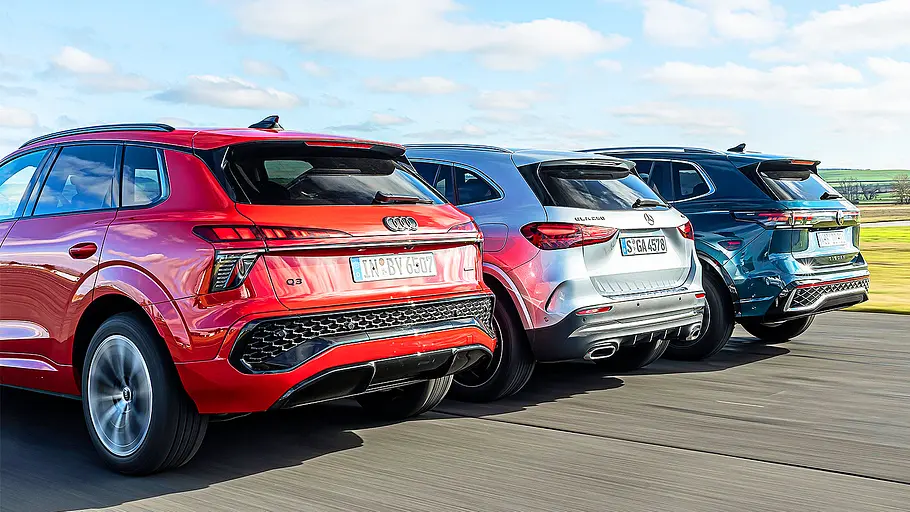 Audi Q3/Mercedes GLA/VW Tiguan Blick von schräg hinten auf die drei fahrenden SUV Audi Q3, Mercedes GLA und VW Tiguan.