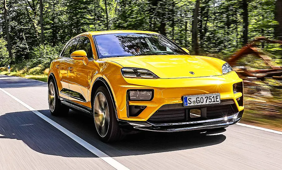 Blick von schräg vorne auf den fahrenden Porsche Macan Turbo.
